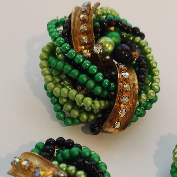 Vibrant Mid Century Green Beaded Pin-wheel Brooch and Earrings - Picture 10 of 12